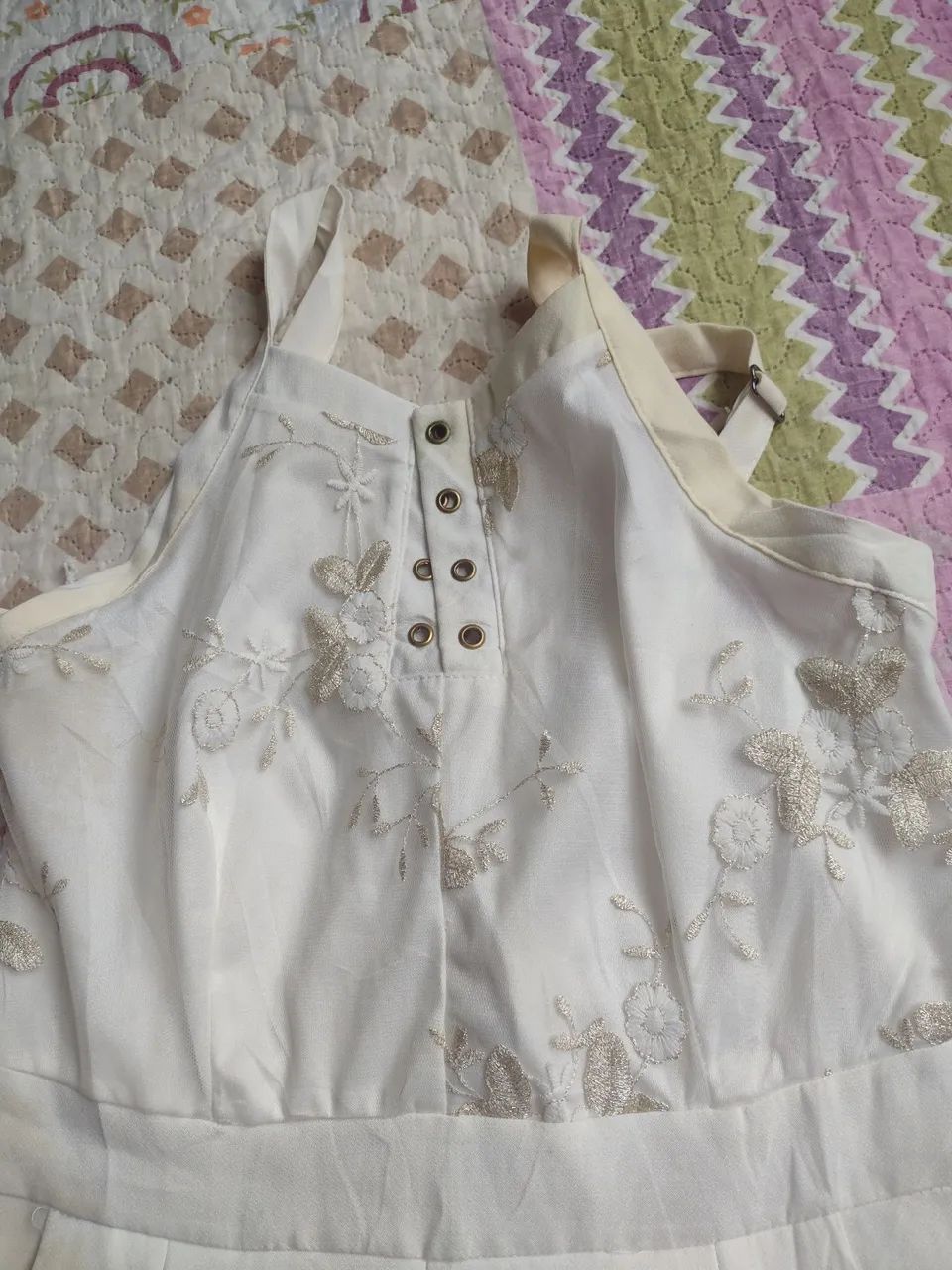 Macacão branco com detalhes em renda e defeito no fecho - Foto 3