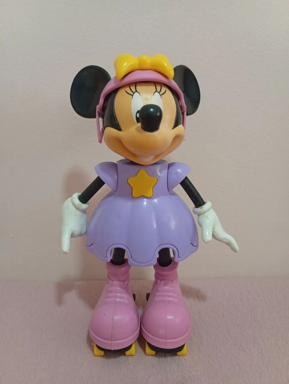 Boneca Minie patinadora 