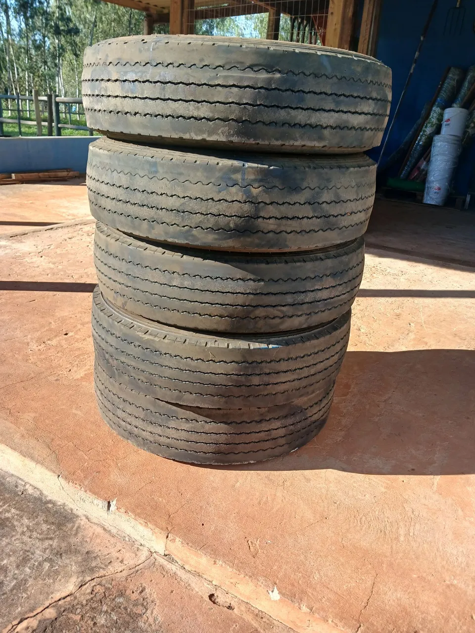 Vendo pneus 215/75 R17.5