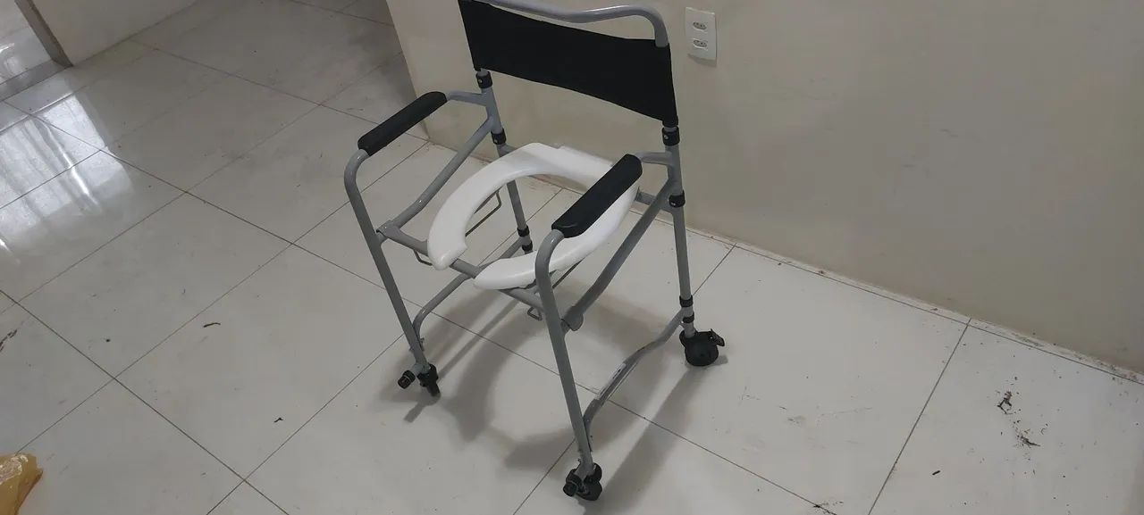 2 Cadeiras de rodas: uma de  passeio e uma de banho  - Foto 5