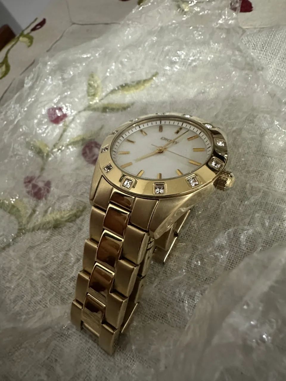 Relógio DKNY Jitney dourado  - Foto 4