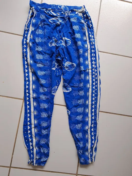 Calça de tecido leve com estampa de abacaxi
