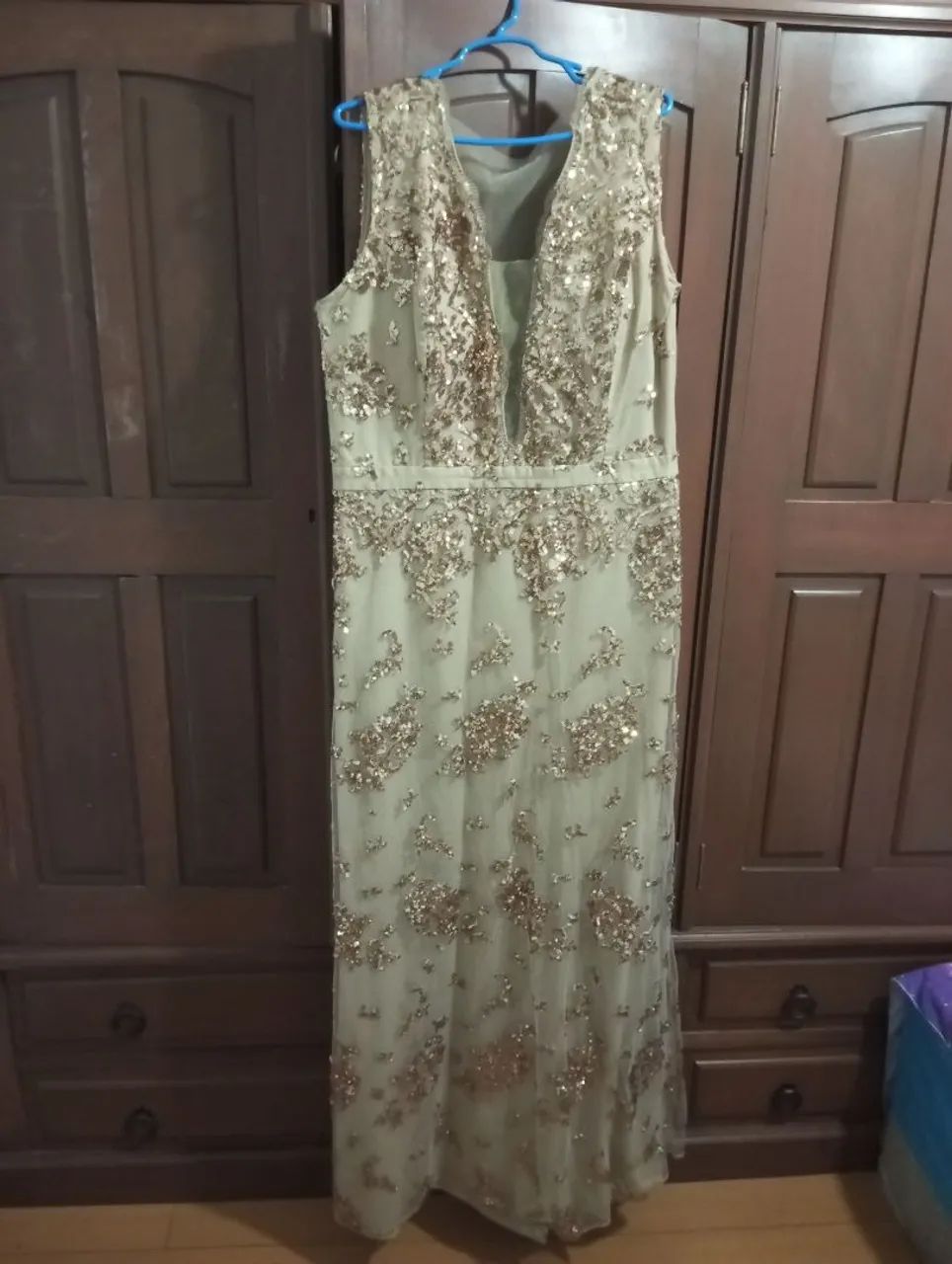 Vestido de festa bordado com paetês dourados - Foto 4