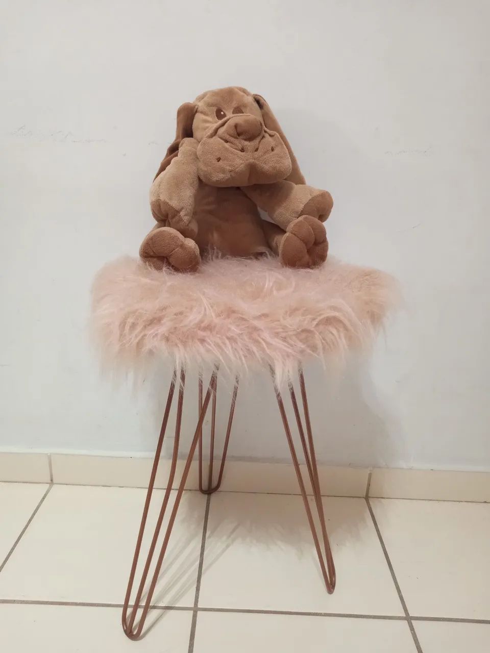 Banqueta com Pelo Rosa