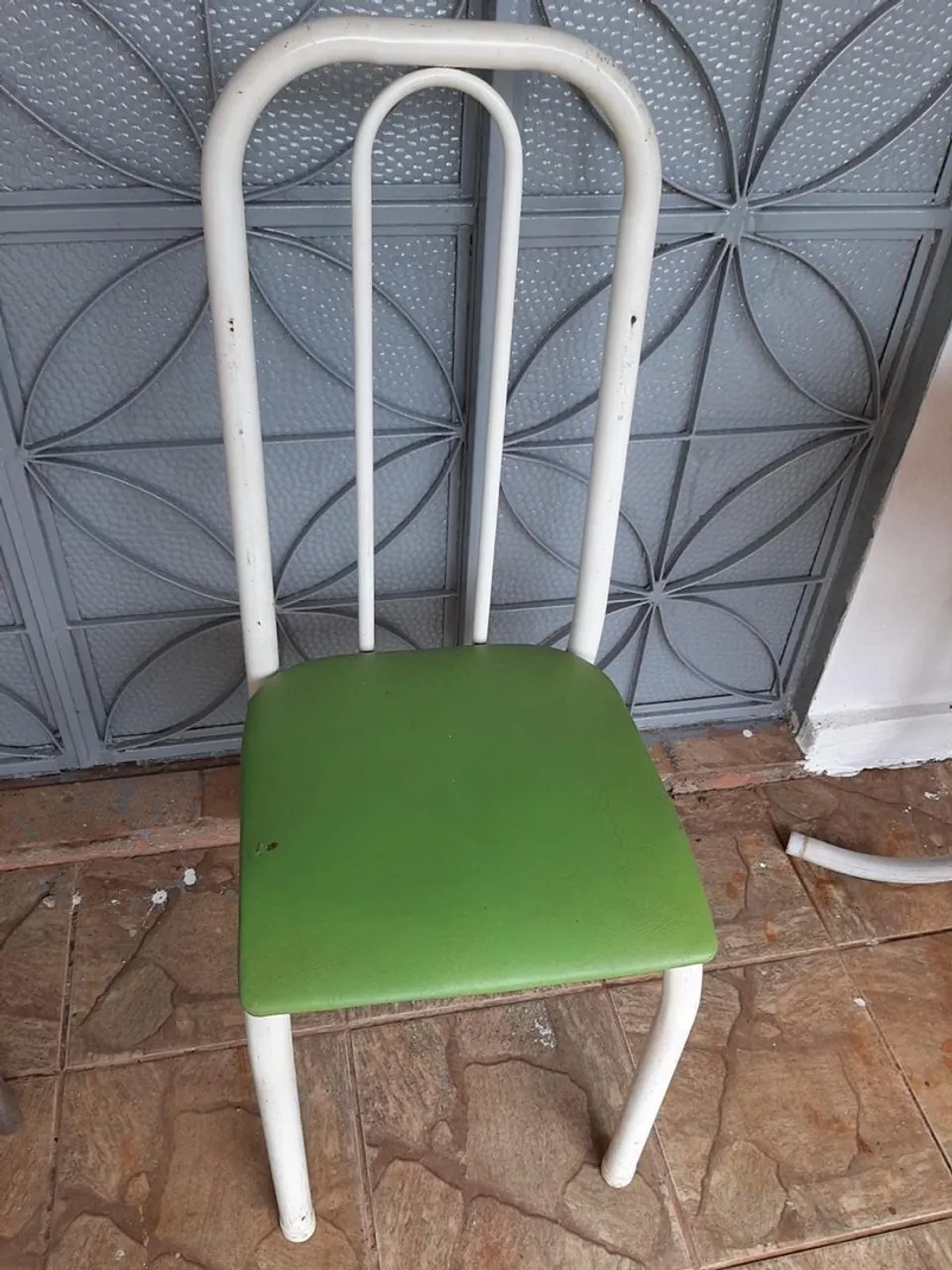 Vendo essas duas cadeiras iguais (usadas, com algumas avarias).