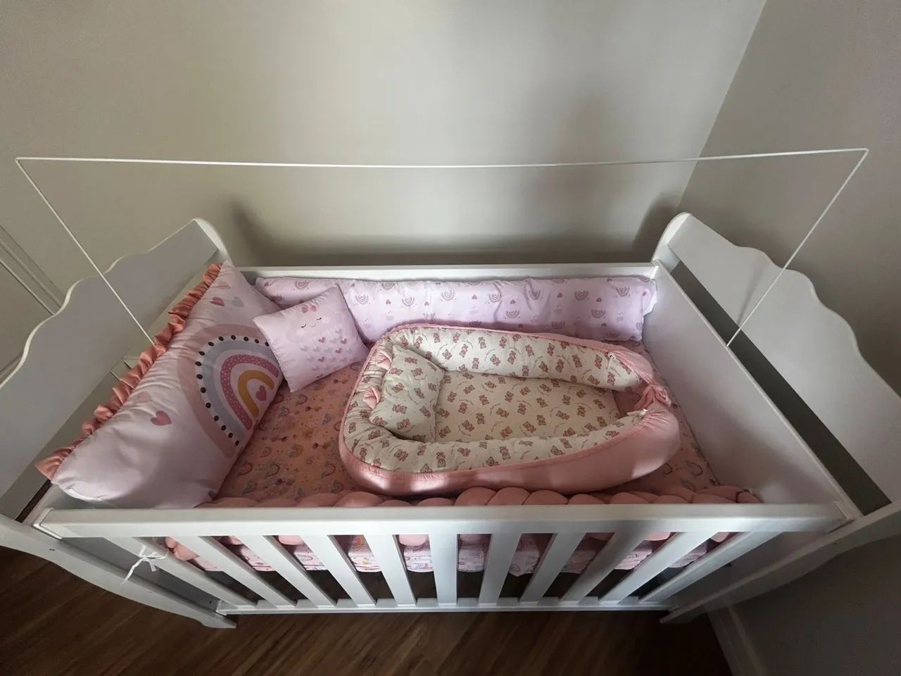 Berço de madeira branco para bebê e carinho de bebê  - Foto 4