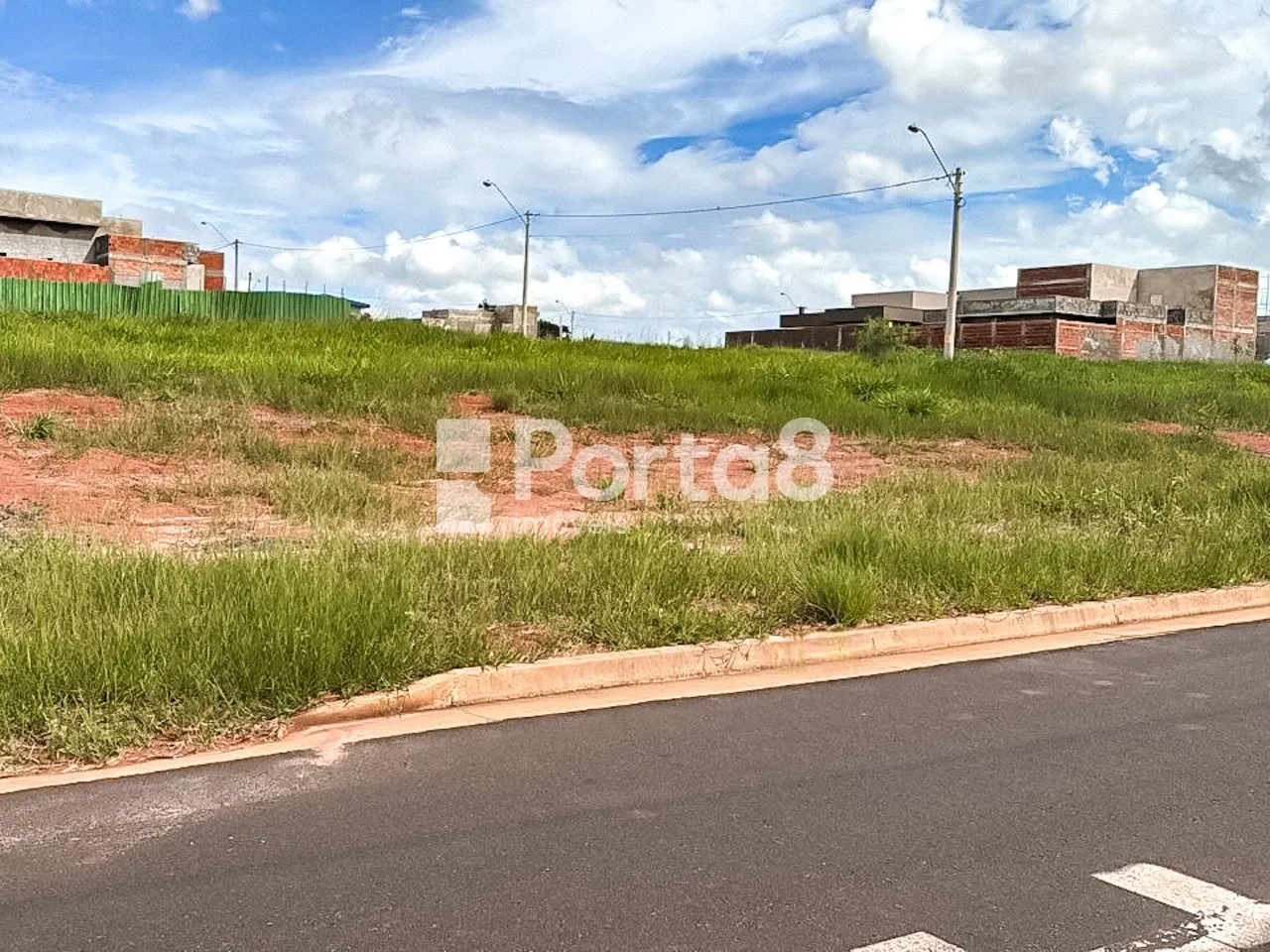 Terreno Exclusivo no Quinta do Lago: Ao Lado da Área de Lazer, Prontinho para Construir!