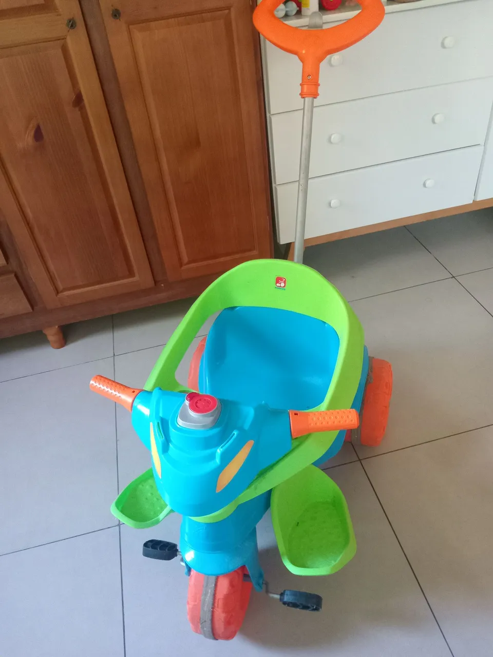 Triciclo Infantil com Haste - Diversão Garantida!
