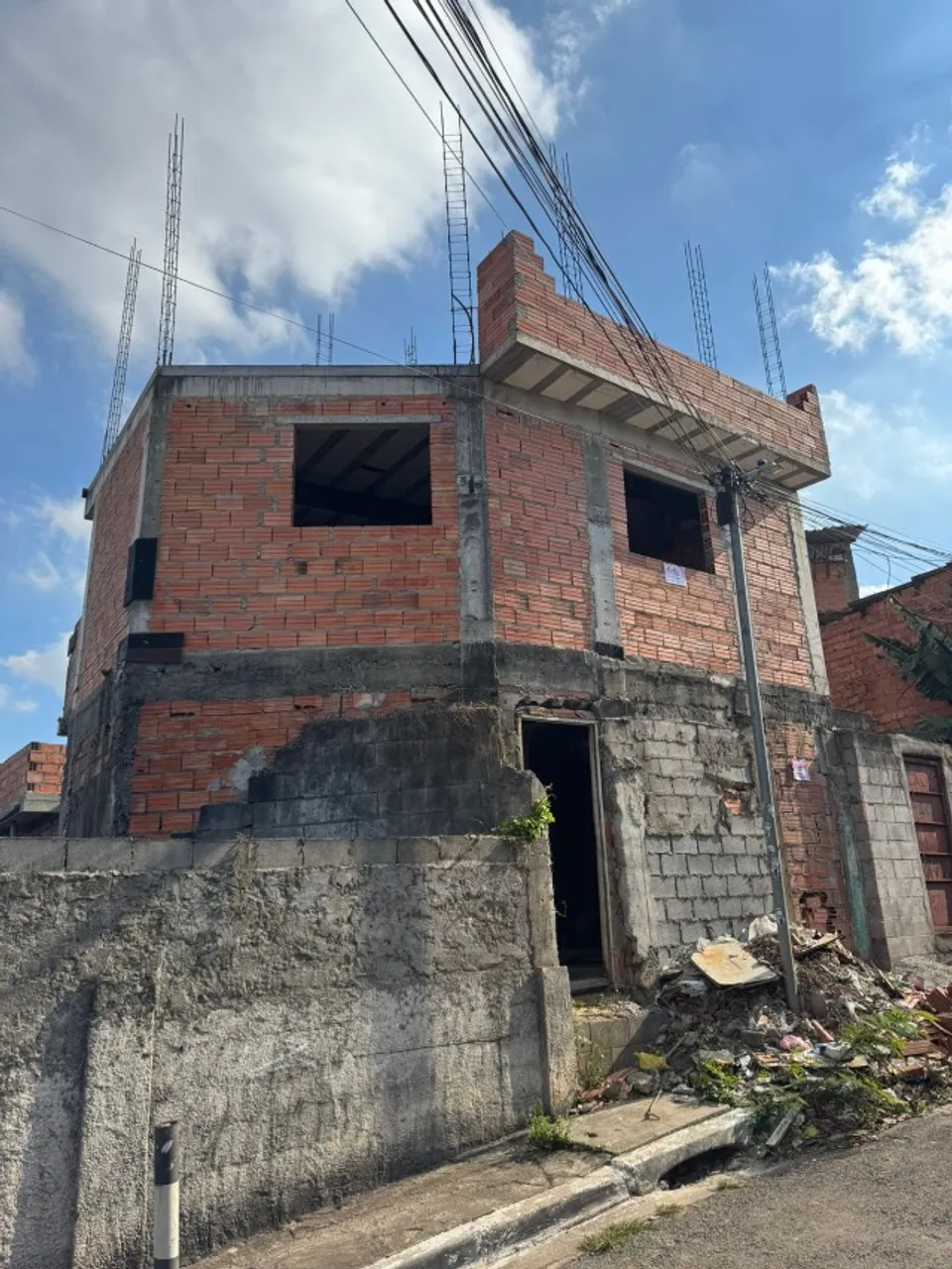 TROCA E VENDE-SE SOBRADO LOCAL BOM PARA COMÉRCIO.