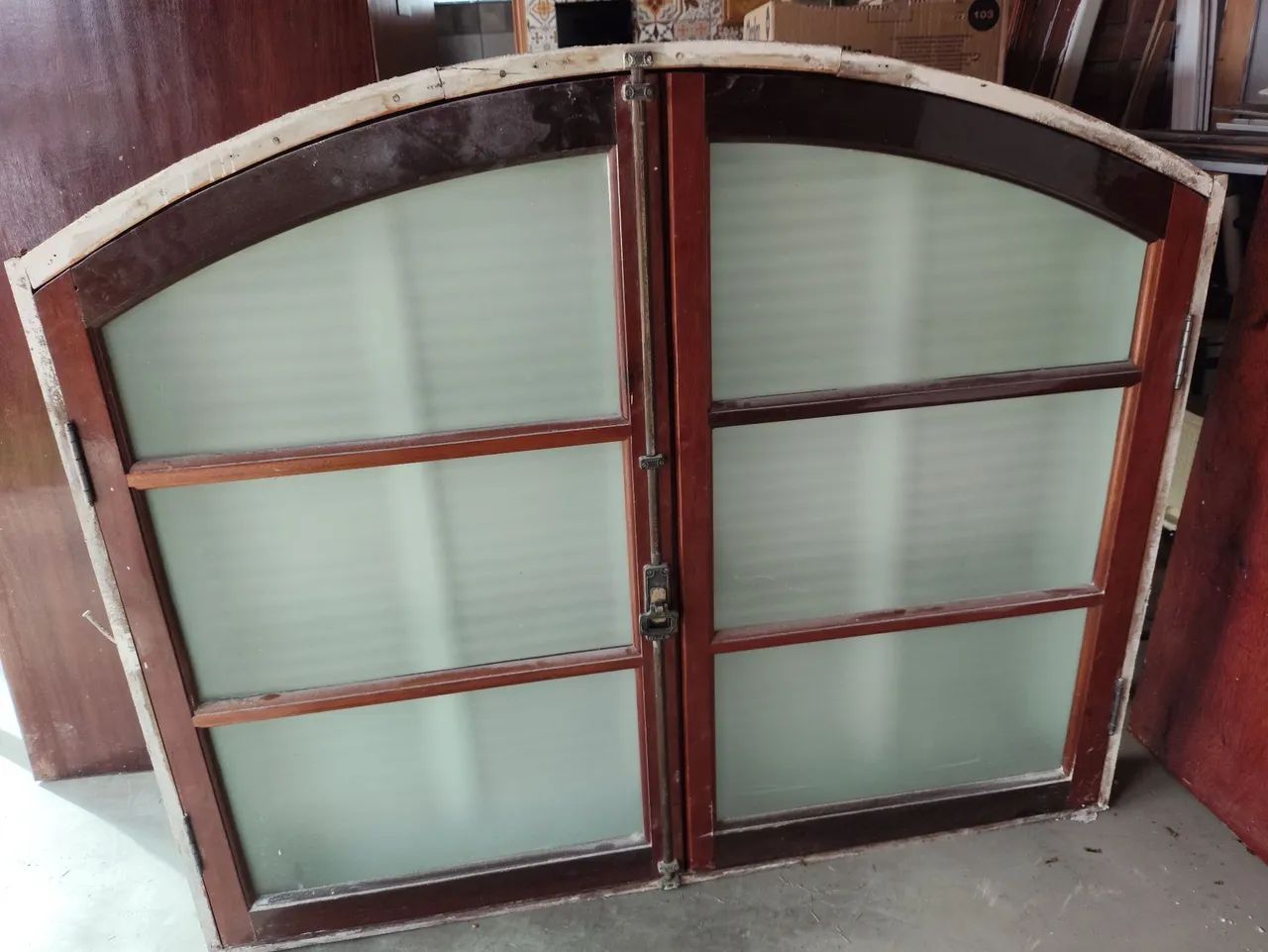 Janela de madeira em arco, estilo colonial - Foto 4