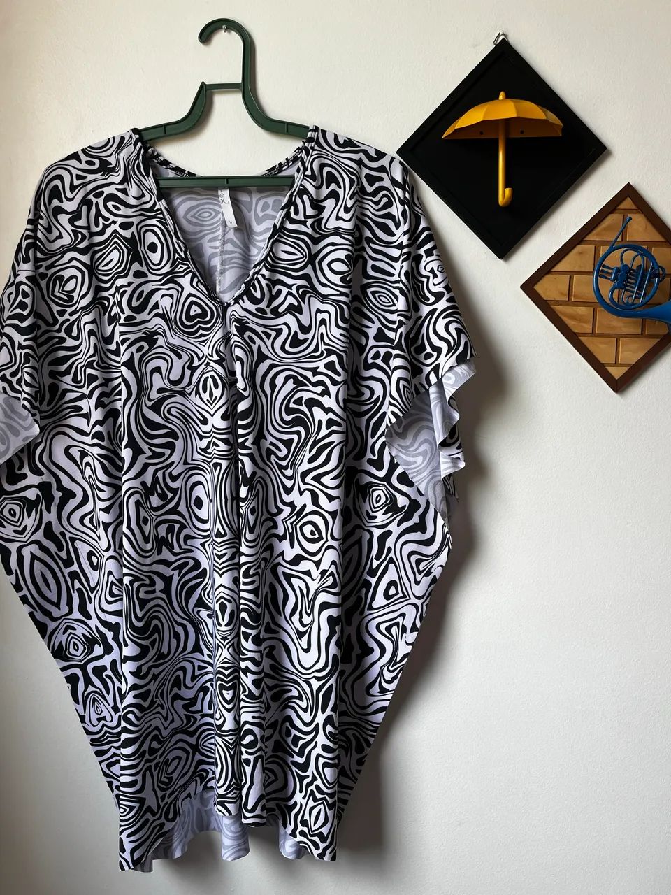 Saída de praia estampada em branco e preto