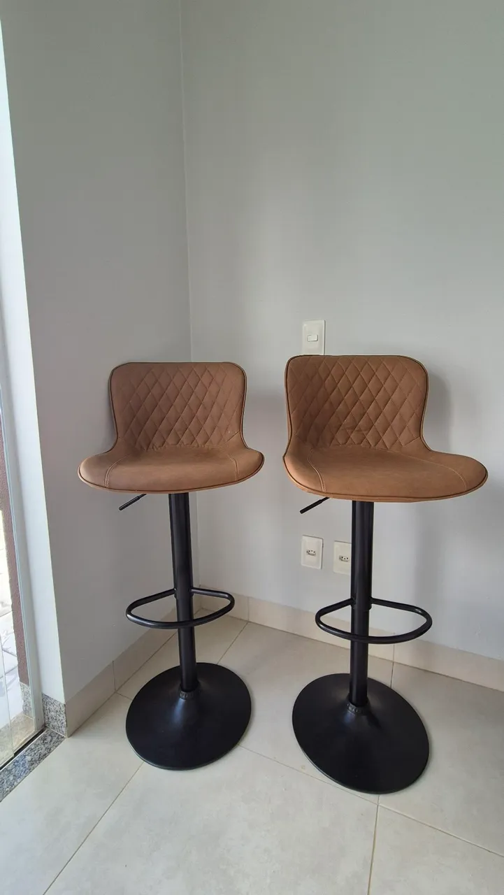 Banquetas Altas Estofadas com Design Moderno
