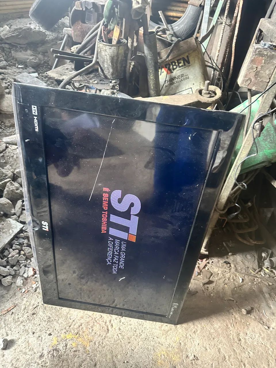 Tv STI mod LE3250(B)WDA quebrada não tenho controle nem base para peças 
