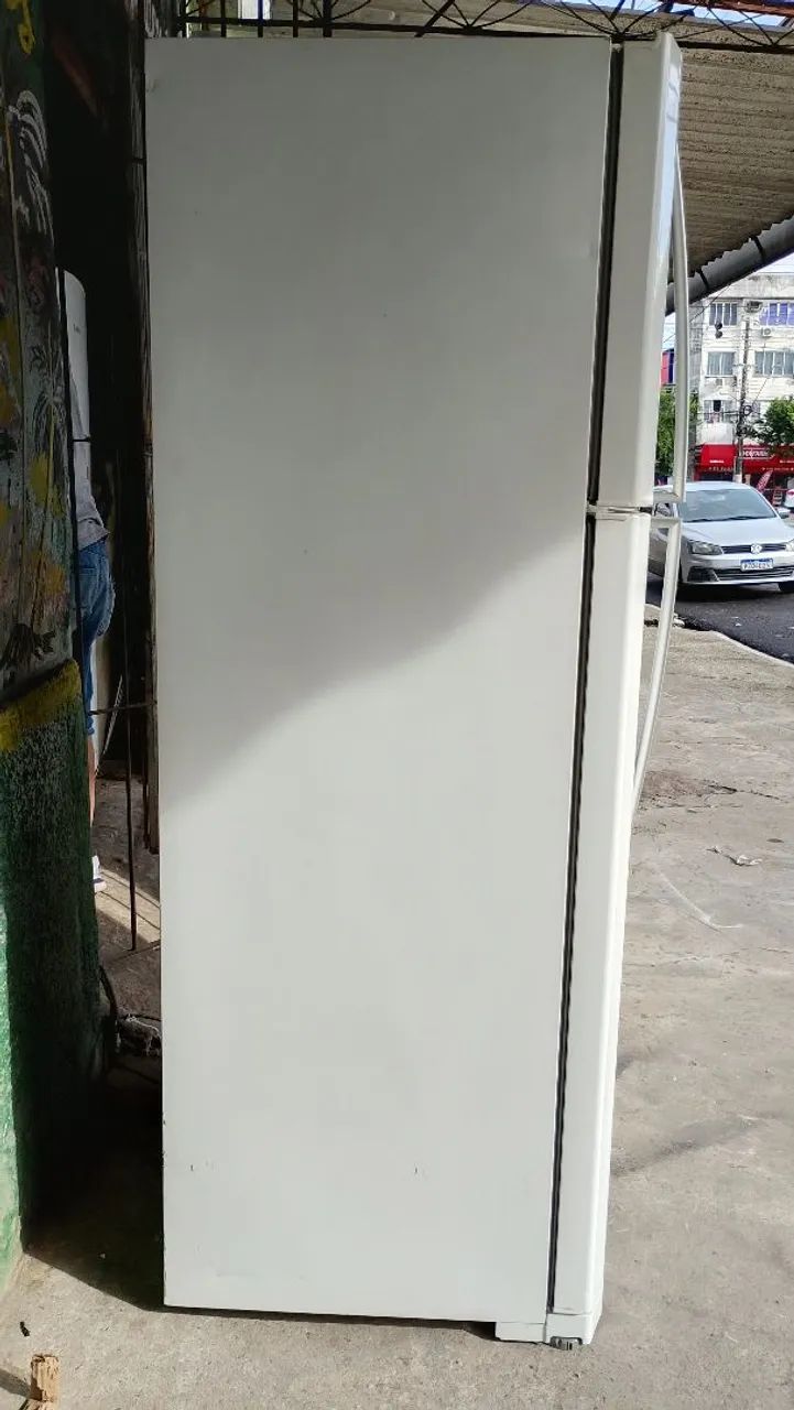 Vendo uma geladeira Eletrolux Frost Free DF80  - Foto 2