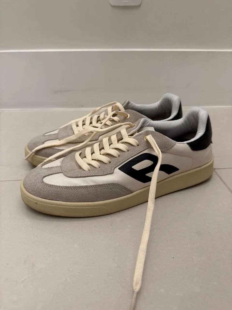 Tênis Casual Bege com Detalhes em Preto