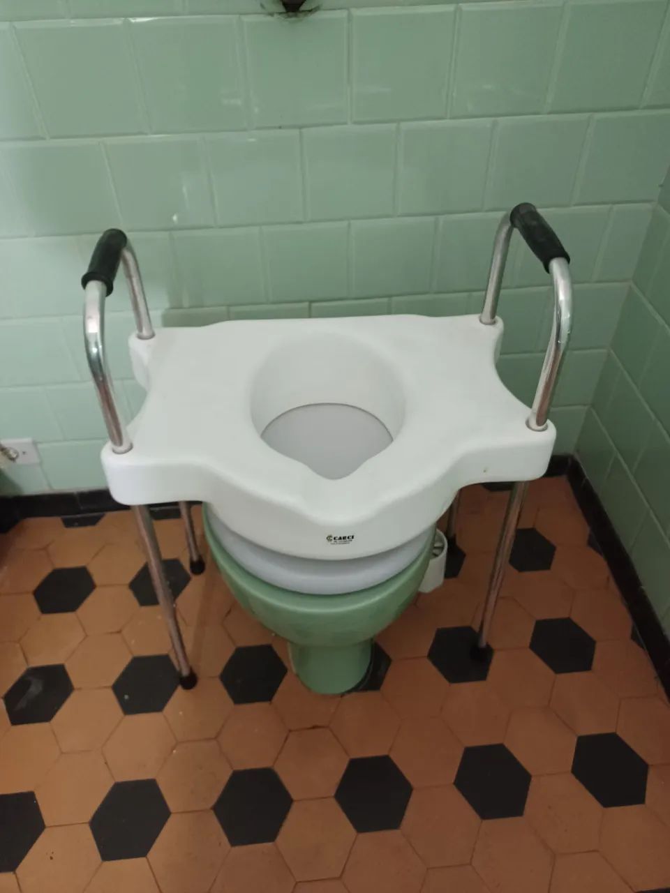 Assento elevado para sanitário. 