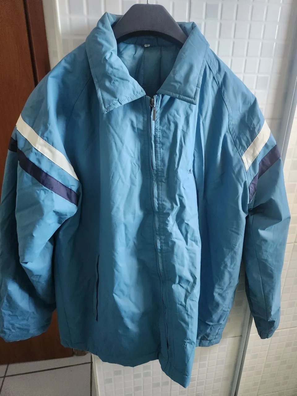 Jaqueta Azul com Detalhes Esportivos