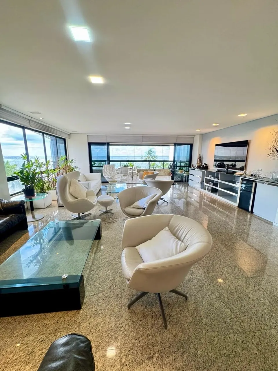 Beira mar com 258m2- 3 Suites sendo 1 Master