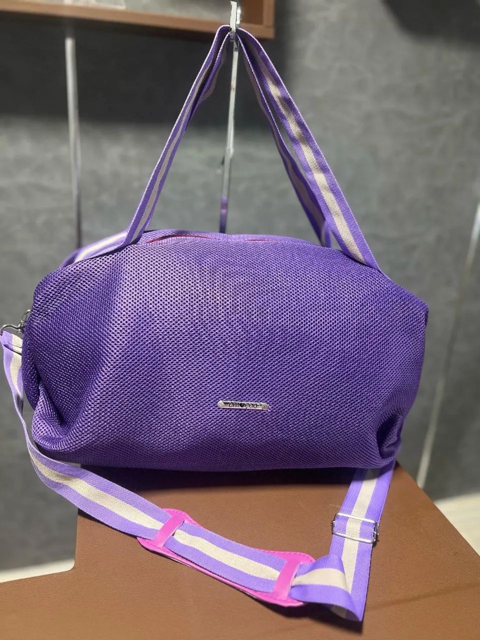 Bolsa de ombro azul com alça listrada - Foto 5