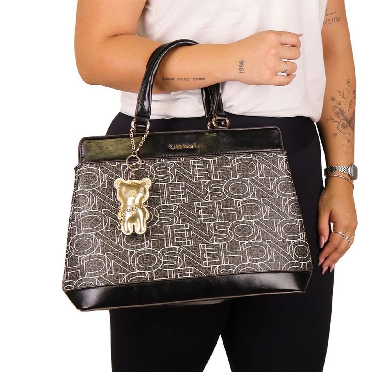Bolsa Feminina Chenson Monograma Preta em Poliuretano forro em tecido personalizado nova  - Foto 2