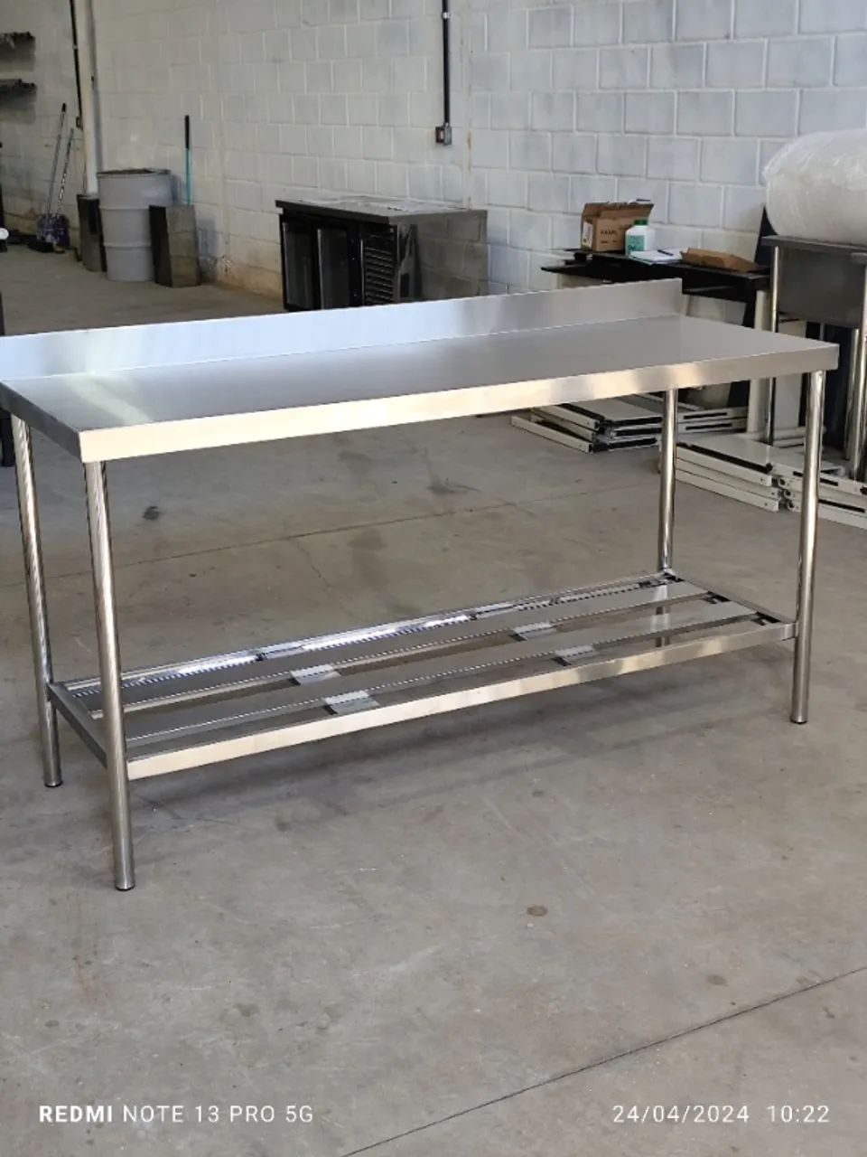 Bancada de Inox 1,10m com Prateleira Gradeada e Rodobanca