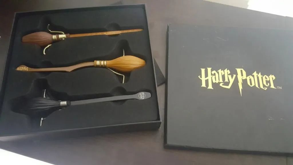 Marca paginas Harry Potter Vassouras Noble Collection.