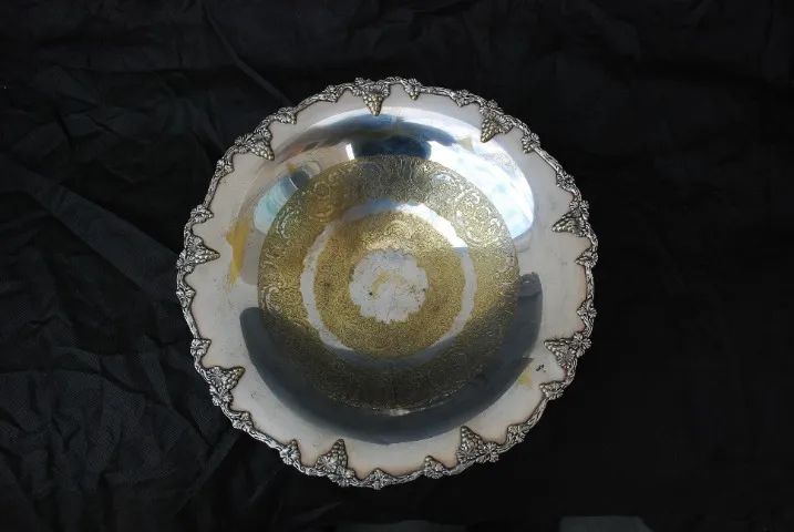 centro mesa - fruteira anos 70 , prata regia 90 ,  borda bronze desenho uva 29 cm