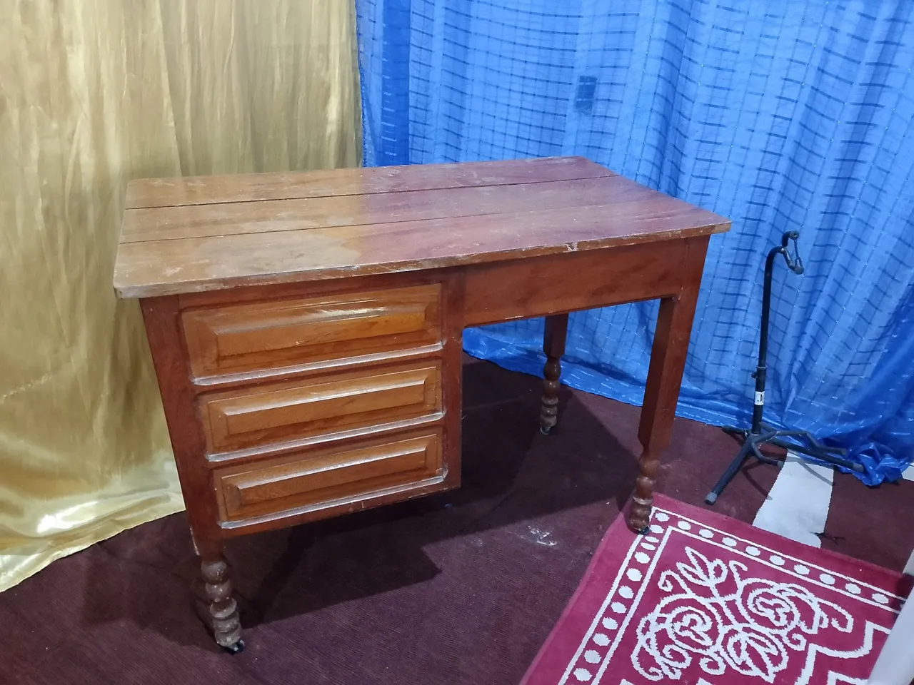 Mesa de escritório de madeira com gavetas