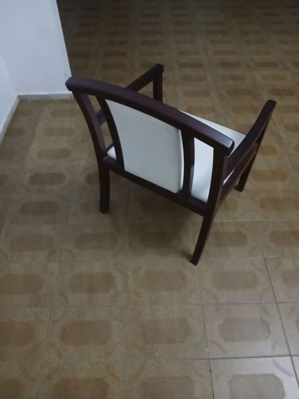 Cadeira estilo antiga ,em madeira macissa e estofada - Foto 4
