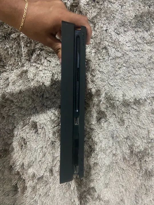 Playstation 4 com 2 jogos e controle - Foto 2