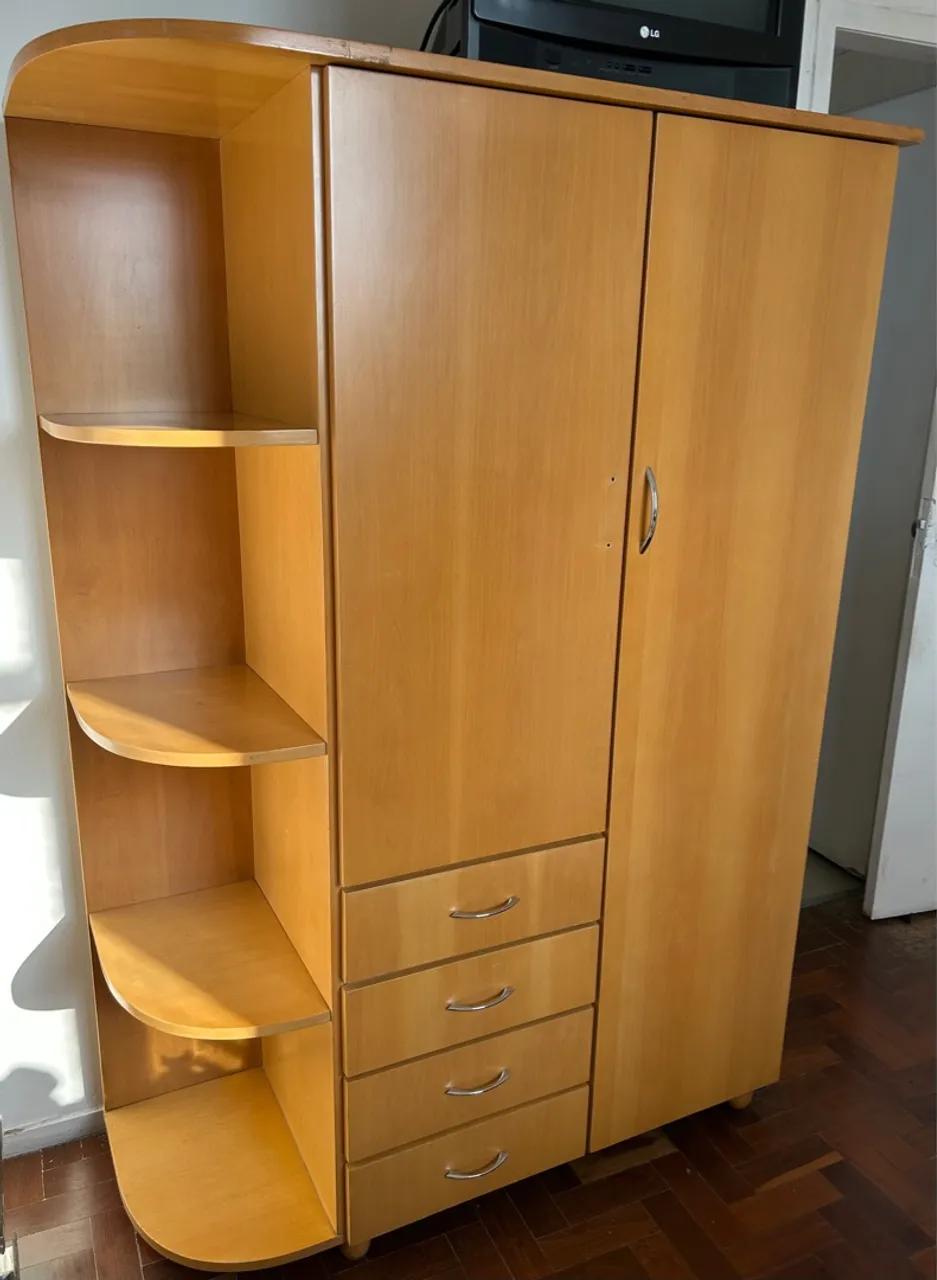 Guarda-Roupa com Prateleiras e Gavetas