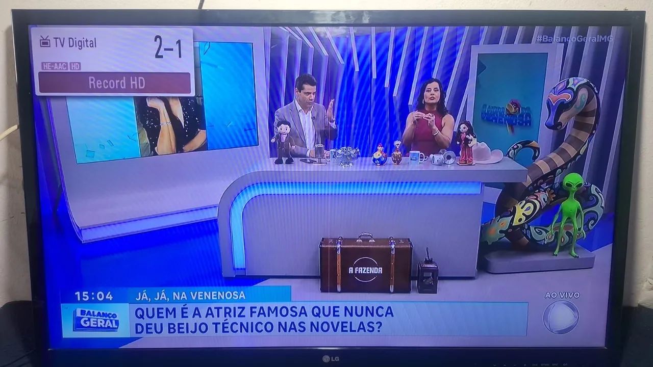 Tv 42: polegadas tela fina em ótimo estado 42 polegadas não e esmart  controle não tem pé  - Foto 3