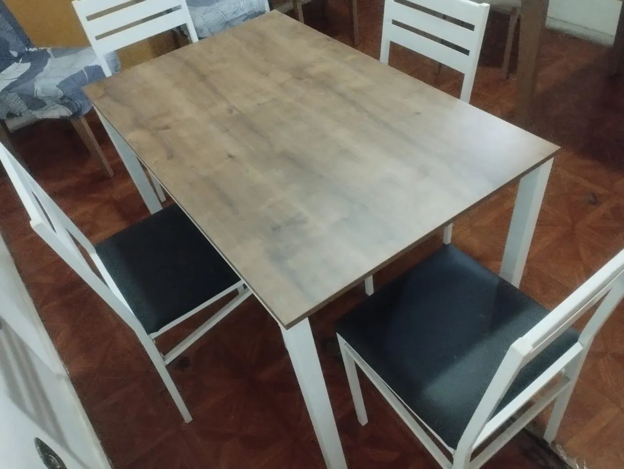 Mesa com 4 cadeiras, excelente estado! 