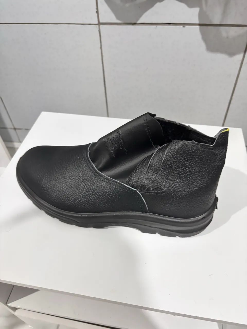 Botina de Segurança em Couro Solado Leve Bico de PVC Resistente COM CA - Foto 2