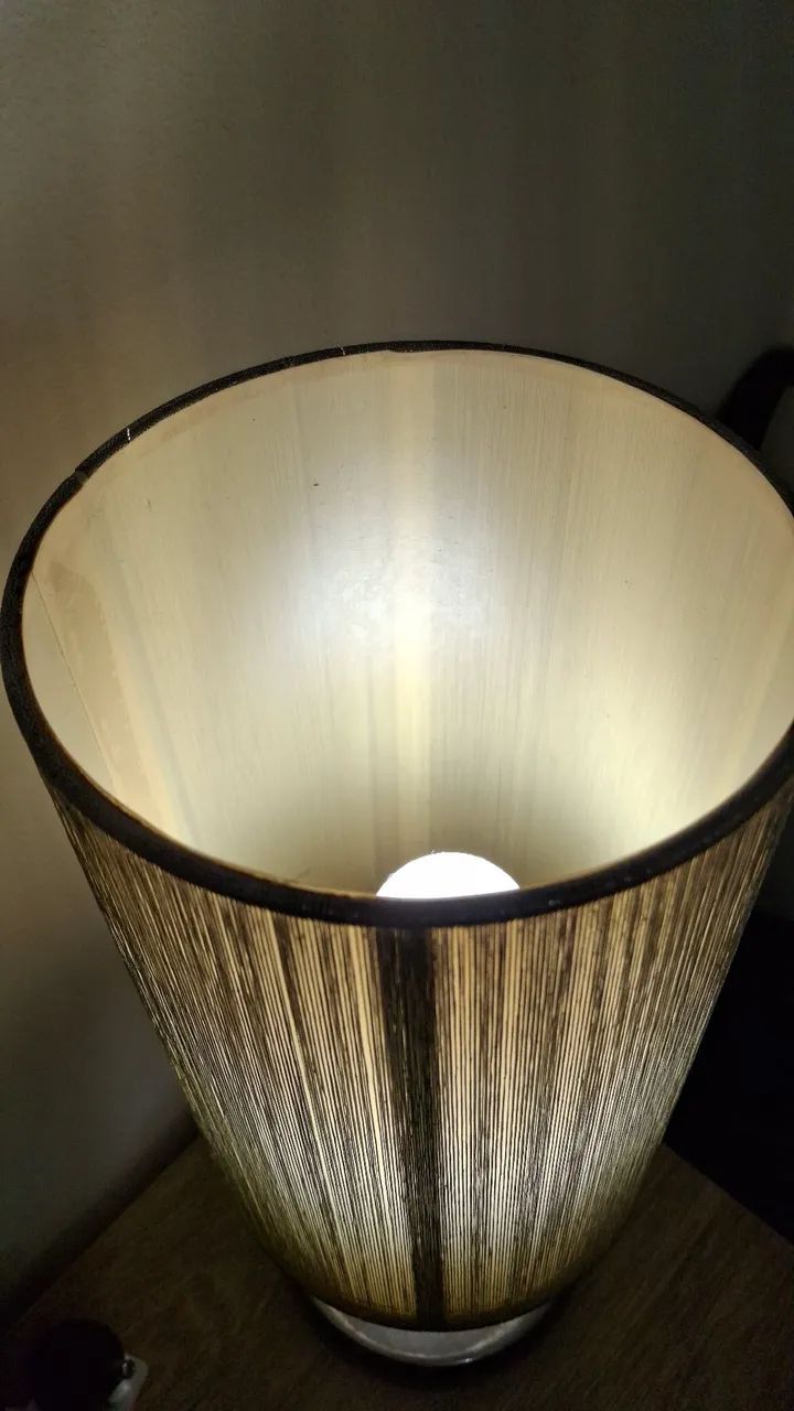 Abajur / Luminária de Mesa com Cúpula Cilíndrica - Funcionando Perfeitamente - Foto 5