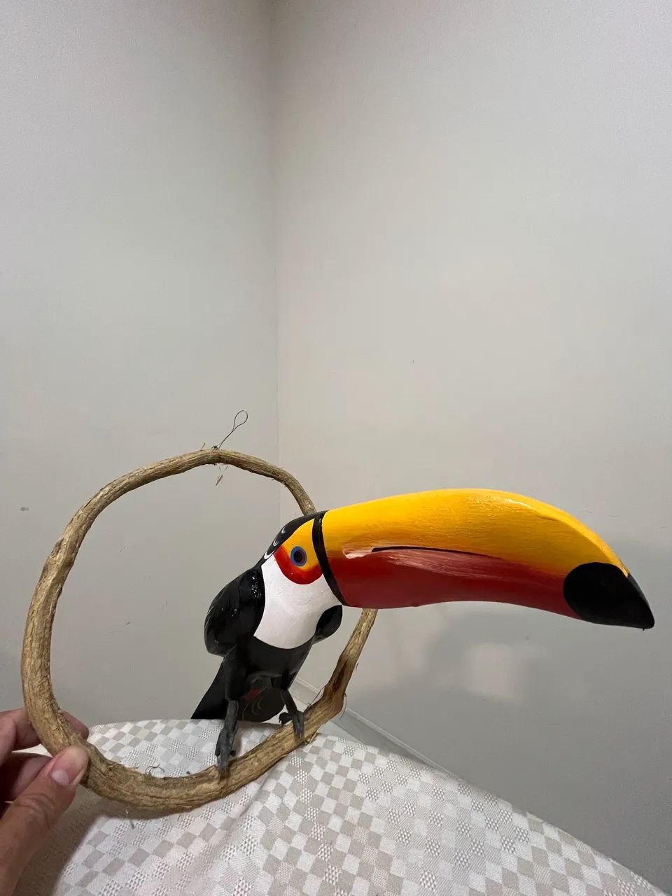 Tucano de madeira com pintura à mão  - Foto 4