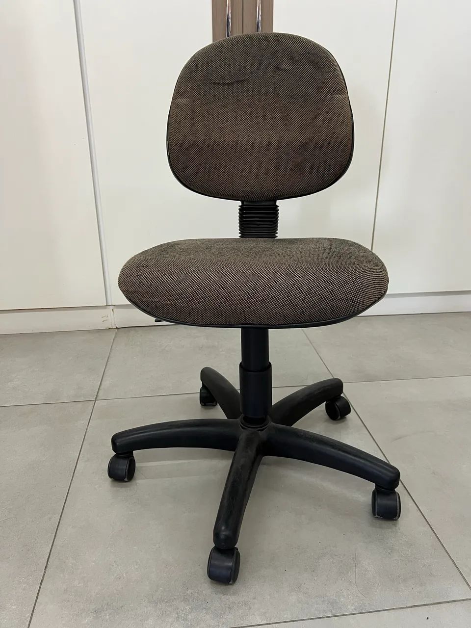 Cadeira executiva giratória marrom 