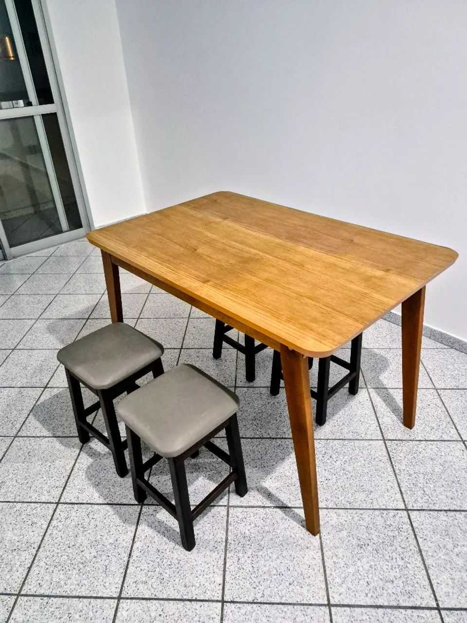 Mesa 6 lugares e 4 banquetas