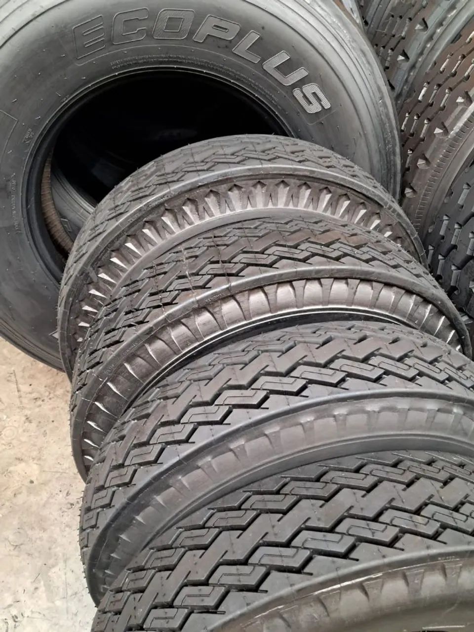 Pneus ressolados com garantia, medidas 275, 295. - Foto 2