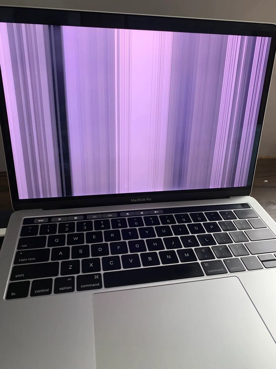 Vendo MacBook Pro 13 modelo A1706 (2016/2017) com Touch Bar