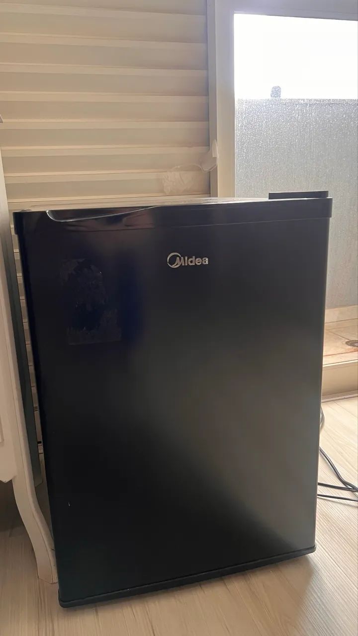 Frigobar Midea 71L preto