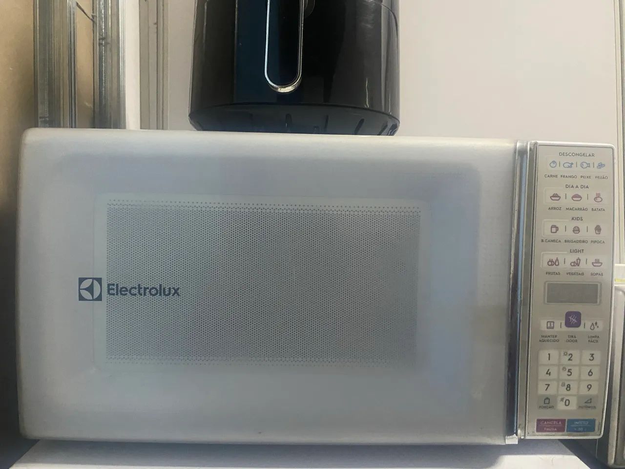 Vendo microondas Eletrolux funcionando perfeitamente  - Foto 2