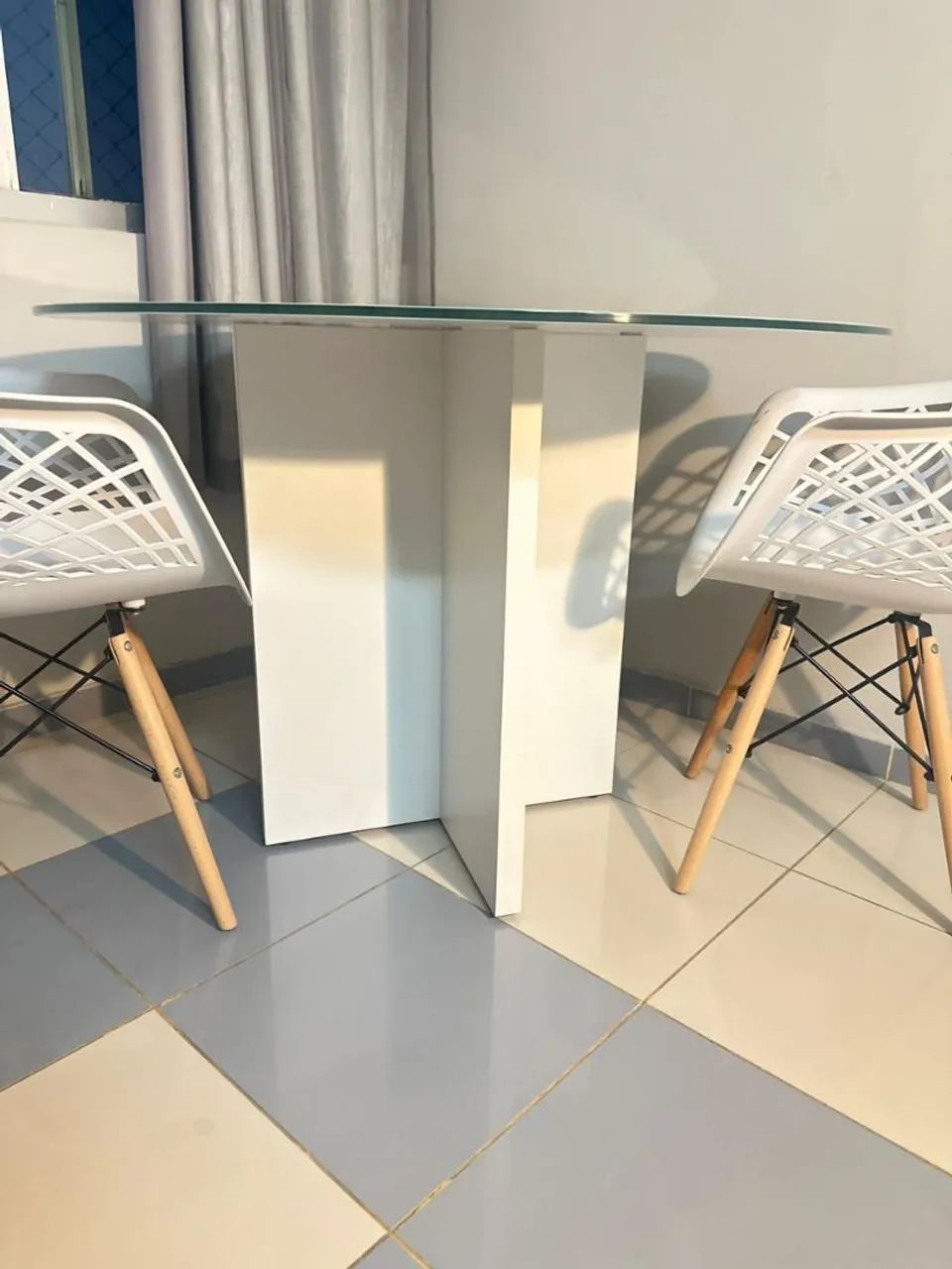 Mesa de Jantar redonda com tampo de vidro (SEM CADEIRAS). - Foto 5