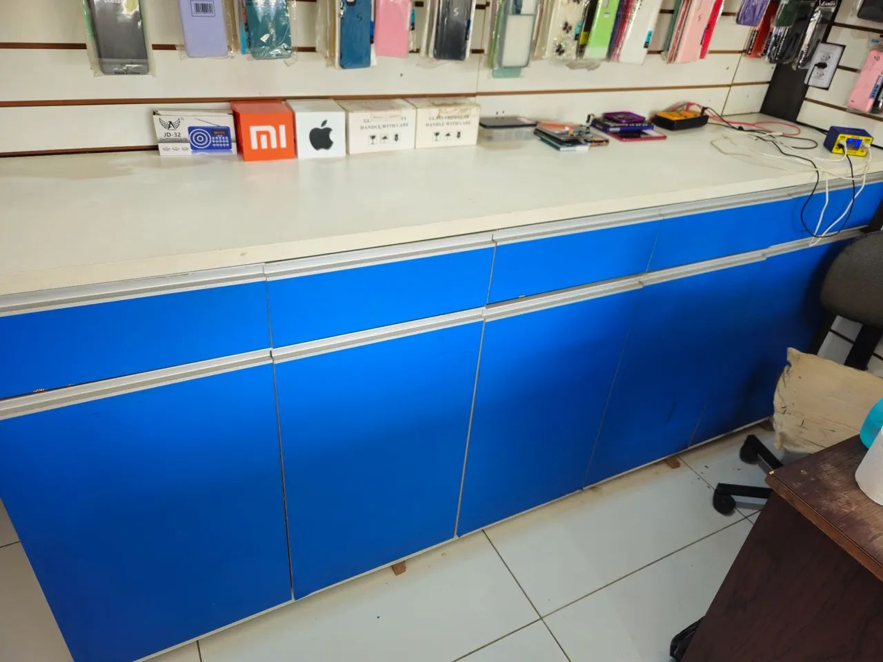 Bancada completa em MDF azul/branco com prateleiras e expositor - Foto 3