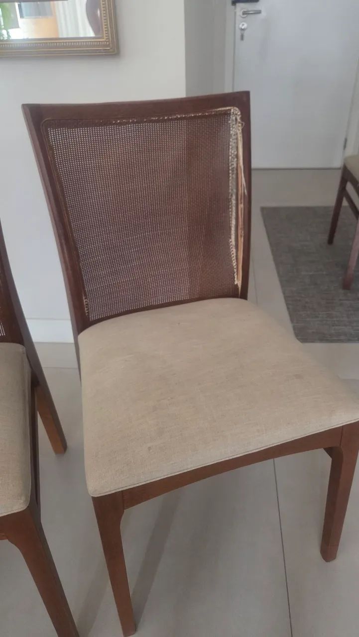 Vendo 8 cadeiras de madeira maciça precisando de reparos - Foto 4