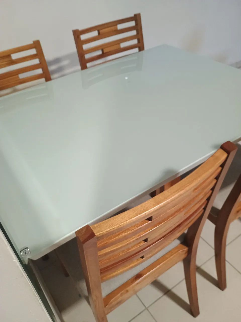 Jogo de mesa retangular em laca e 4 cadeiras em madeira maciça  - Foto 2