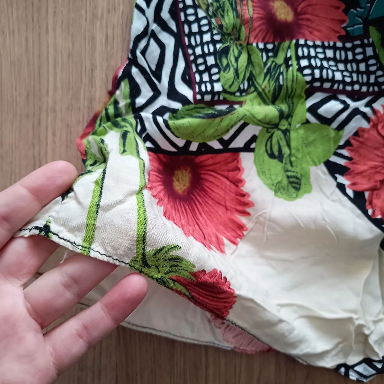 Blusa M feminina estampado com zíper brechó  - Foto 2