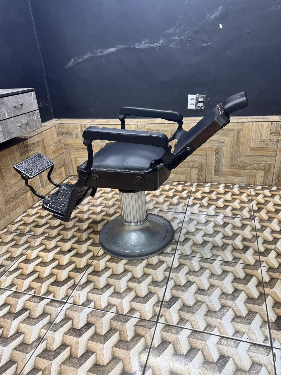 Cadeira de barbeiro (barbearia ) retrô em ótimo estado relíquia - Foto 2