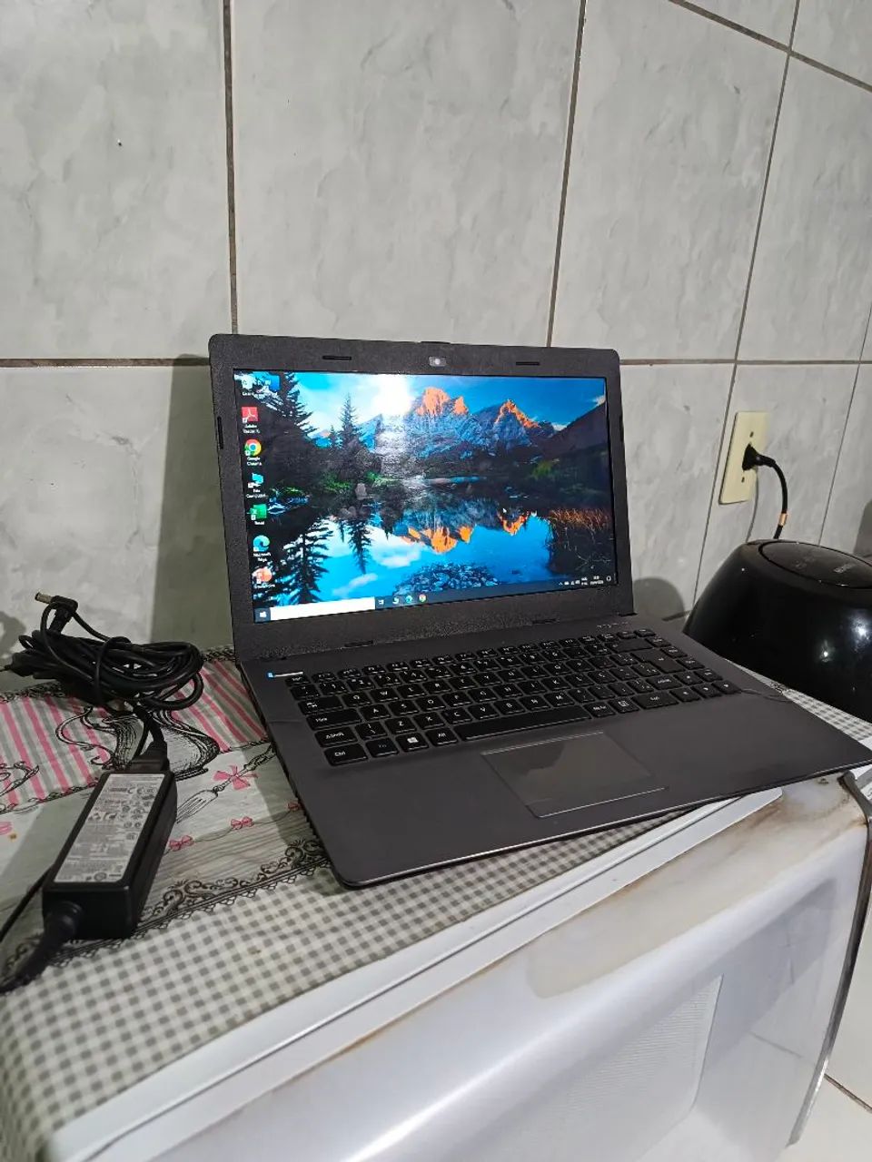 Notebook positivo com 4gb memória, ssd, teclado ok, Bat ok, carregador. 
