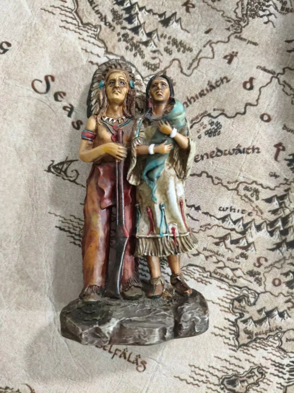 Miniatura casal de indígenas com bebe decorativo